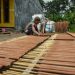 PRODUKSI: Muhammad Khundori saat membuat Hio Swa di halaman belakang rumahnya ( Istimewa I Harimuria )