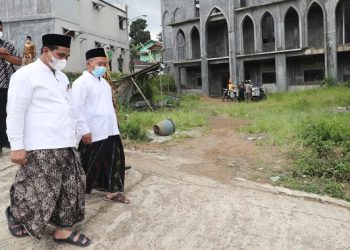 BLUSUKAN: Wakil Gubernur Jawa Tengah Taj Yasin Maimoen saat blusukan mengurai kendala vaksinasi yang ada di Kabupaten Tegal