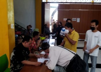 Mengantre: Para pedagang mengantre dalam proses pengundian lapak Alun-alun Timur di Gedung Pragolo ( Istimewa I Harianmuria.com  )