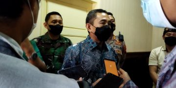 MENJELASKAN: Bupati Pati, Haryanto menjelaskan ke awak media saat ditemui di ruang Joyo Kusumo, pendopo Kabupaten Pati. ( Istimewa I HarianMuria )