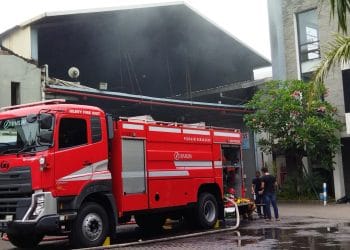 ILUSTRASI: Salah satu unit armada mobil pemadam kebakaran milik Satpol PP yang memadamkan kebakaran di perusahaan dua kelinci, belum lama ini ( Istimewa I harianmuria.com )
