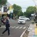 Menyebrang: Seorang warga menyebrang di traffic light perempatan Bleber yang hanya warna kuning pada Jumat (Istimewa I Harianmuria.com)