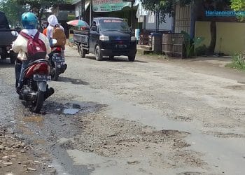 RUSAK: Sepanjang ruas jalan Desa Banjarsari, Kecamatan Gabus, Pati dalam keadaan rusak parah dan berbahaya bagi pengendara kendaraan bermotor. (Lingkarnetwork I harianmuria.com)
