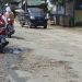 RUSAK: Sepanjang ruas jalan Desa Banjarsari, Kecamatan Gabus, Pati dalam keadaan rusak parah dan berbahaya bagi pengendara kendaraan bermotor. (Lingkarnetwork I harianmuria.com)