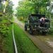 BERKUNJUNG: Wisatan berkunjung mengendarai Jeep di Wisata Agri Jollong, belum lama ini.