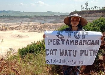 MENUNTUT: Perwakilan kartini kendeng menuntut stop pertambangan CAT watu putih.(Istimewa/Harianmuria.com)