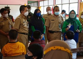 MENINJAU: Kepala Dinas Kesehatan Kabupaten Pati, dr. Aviani Tritanti Venusia mendampingi Bupati Pati, Haryanto memantau vaksinasi anak di Desa Langenharjo, Kecamatan Margorejo (istimewa I Harianmuria.com )