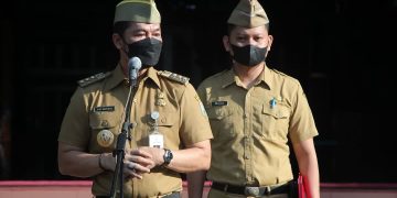 MEMIMPIN: Bupati Kudus HM Hartopo saat memimpin apel di halaman Pendopo Kabupaten Kudus, Senin,10/01 ( Istimewa/Harianmuria.com)