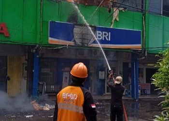 Pemadam Kebakaran melakukan pemadaman api (Istimewa I Harianmuria.com)