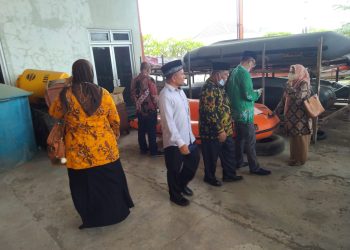 MEMERIKSA : DPRD Pati Komisi D Memeriksa Prahu Karet di BPBD Pati Untuk Kesiapan Bencana ( Istimewa I Harianmuria )