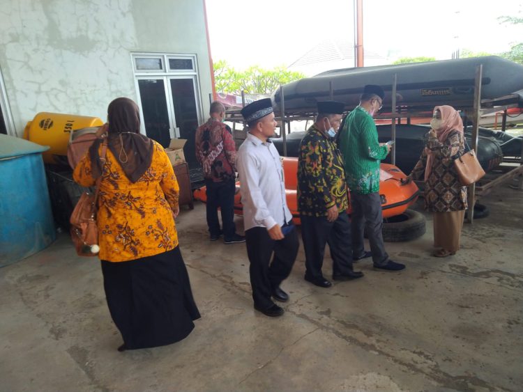 MEMERIKSA : DPRD Pati Komisi D Memeriksa Prahu Karet di BPBD Pati Untuk Kesiapan Bencana ( Istimewa I Harianmuria )