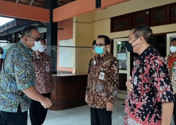 BERBINCANG-BINCANG: Wakil Bupati Rembang Mochammad Hanies Cholil Barro' saat bertemu Kepala Dindukcapil Suparmin ( Istimewa I Harianmuria.com )