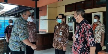 BERBINCANG-BINCANG: Wakil Bupati Rembang Mochammad Hanies Cholil Barro' saat bertemu Kepala Dindukcapil Suparmin ( Istimewa I Harianmuria.com )