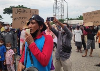 AKSI: Demo warga Desa Pasarbanggi di gudang alfamart.
Ratusan Warga Geruduk Gudang Alfamart( Istimewa I Harianmuria.com)