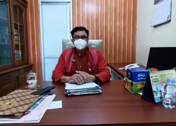 MENJELASKAN: Juru bicara Satgas Covid Jepara Muh Ali saat memberikan penjelasan di kantornya ( Istimewa I Harianmuria.com )