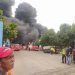Memadamkan: Para pemadam kebakaran melakukan upaya pemadaman di PT Starindo Jaya Packaging, Desa Wangunrejo, Margorejo ( aziz, Harianmuria.com)
