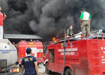Memadamkan: Para pemadam kebakaran melakukan upaya pemadaman di PT Starindo Jaya Packaging, Desa Wangunrejo, Margorejo ( Istimewa I Harianmuria.com )