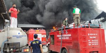 Memadamkan: Para pemadam kebakaran melakukan upaya pemadaman di PT Starindo Jaya Packaging, Desa Wangunrejo, Margorejo ( Istimewa I Harianmuria.com )