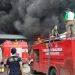 Memadamkan: Para pemadam kebakaran melakukan upaya pemadaman di PT Starindo Jaya Packaging, Desa Wangunrejo, Margorejo ( Istimewa I Harianmuria.com )