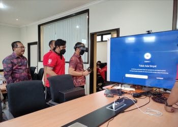 MENCOBA: Bupati Kudus HM Hartopo saat mencoba teknologi VR untuk mendorong terbentuknya smart city ( Istimewa I Harianmuria.com )