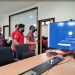 MENCOBA: Bupati Kudus HM Hartopo saat mencoba teknologi VR untuk mendorong terbentuknya smart city ( Istimewa I Harianmuria.com )