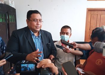 MENJAWAB : Joni Kurnianto diwawancara awak media sehabis Meng Hadiri Kongres Askab PSSI Pati. ( Falasifa I Harianmuria.com )