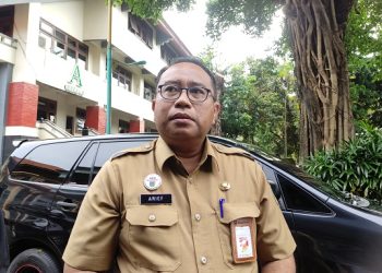MENJAWAB: Kepala Dinas PUPR Kabupaten Kudus Arif Budi Siswanto saat menjawab pertanyaan dari awak media, Senin (21/2).