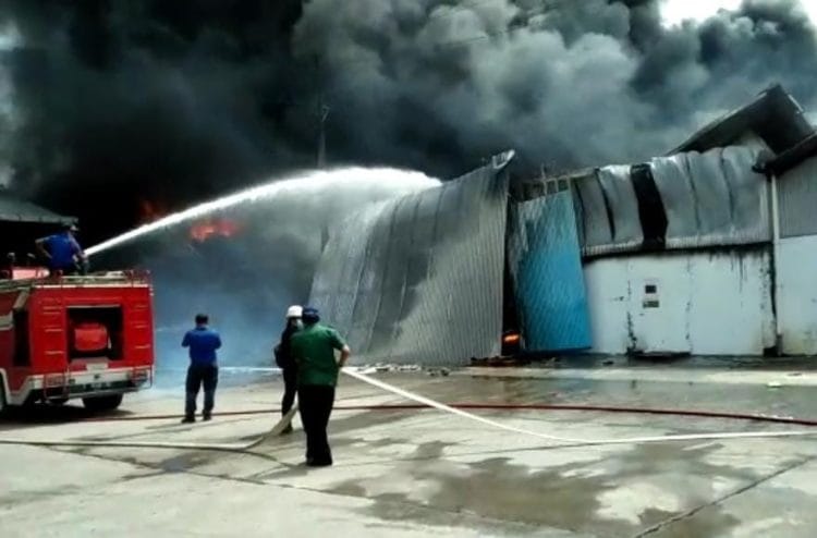 TANGKAPAN LAYAR: Upaya pemadaman oleh tim pemadam kebakaran di lokasi PT Starindo Jaya Packaging yang berada di Jalan Raya Pati-Kudus, Kecamatan Margorejo, Kabupaten Pati, terbakar pada Sabtu, (12/02/2022). Harianmuria.com