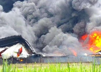 TANGKAPAN LAYAR : Kebakaran hebat terjadi di Pabrik PT Starindo Jaya Packaging yang berada di Jalan Raya Pati-Kudus, Kecamatan Margorejo, Kabupaten Pati, pada Sabtu, (12/02/2022).   Harianmuria.com