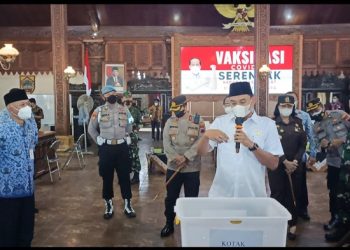 MENGUNDI: Ketua DPRD Jepara Haizul Ma'arif membacakan pemenang undian vaksinasi berhadiah. ( Istimewa I Harianmuria.com )