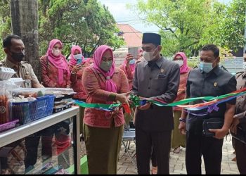 SIMBOLIS: Ketua DPRD Haizul Ma'arif bersama Isteri Maftuhatin Haizul Ma’arif yang merupakan Ketua Persatuan Istri Anggota Dewan (PIAD) meresmikan gerai UMKM DPRD.