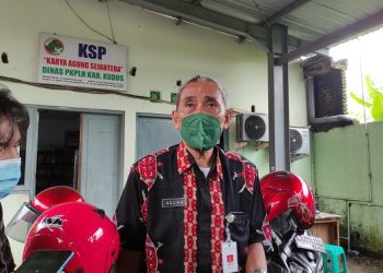 MENYAMPAIKAN: Kepala Dinas PKPLH Kudus, Agung Karyanto. ( Istimewa I Harianmuria.com )