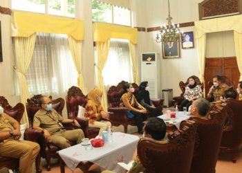 SERIUS: Bupati Kudus HM Hartopo didampingi kepala OPD terkait melakukan Public Hearing bersama perwakilan konsultan pembangunan jalan tol Demak-Tuban di Pendopo Kabupaten Kudus, Senin (21/2).