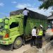 MENERTIBKAN: Satlantas Polres Rembang menertibkan kendaraan yang diindikasi overload di perbatasan Sarang.( Istimewa I Harianmuria.com )