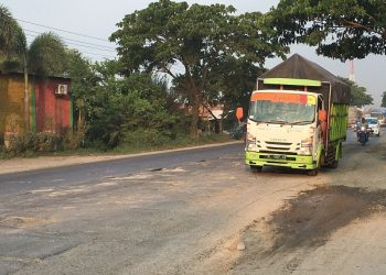 MELINTAS: Salah satu truk menghindari jalan rusak di Ruas Jalan Pantura Batangan Pati.
