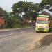 MELINTAS: Salah satu truk menghindari jalan rusak di Ruas Jalan Pantura Batangan Pati.
