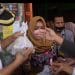 MENDISTRIBUSIKAN: Bupati Jepara Dian Kristiandi membagikan minyak goreng bersubsidi kepada warga.