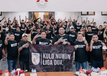 EUFORIA: Para anggota DPRD Pati dan para manajemen Persipa merayakan keberhasilan naiknya Persipa ke Liga 2 di Gedung DPRD Pati, Minggu malam (13/3). (Istimewa I Harianmuria.com )