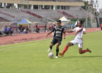 DUEL: Pemain Persipa Pati lakukan duel bersama pemain Farmel FC pada pertandingan di liga 3 Nasional yang berlangsung baru-baru ini.