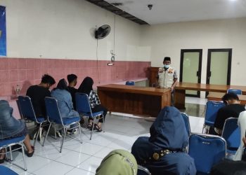 PEMBINAAN: Satpol PP Kudus melakukan pendataan dan pembinaan terhadap 20 pasangan di luar nikah yang terjaring razia di Wilayah Kecamatan Jati, Kudus. ( Istimewa I Harianmuria.com )