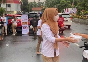 Peduli Warga Pati, DPRD Pati Bagikan Takjil Kepada Pengguna Jalan