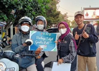 MEMBERIKAN TAKZIL : Relawan Saat Pemberian Takzil ( Istimewa I Harianmuria.com )
