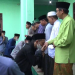 BERPAMITAN : Sejumlah Santri Berpamitan untuk di lebas Ke Pondok Lirboyo Kediri, di Depan Gedung NU Pati ( Fjr I Harianmuria.com )