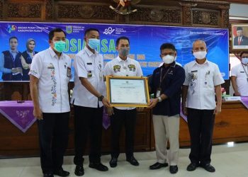 RESMI: Pemkab Kudus bersama BPS saat melakukan pencanangan desa cantik di aula lantai IV Gedung A Setda Kudus, Kamis (16/6). ( Istimewa I Harianmuria.com )