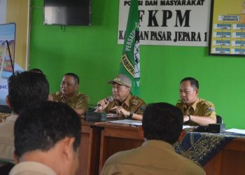 ARAHKAN: Pj Bupati Jepara, Edy Supriyanta saat memberikan arahan kepada para kepala pasar. ( Istimewa I Harianmuria.com )