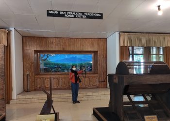 BERKUNJUNG: Seorang pengunjung sedang melihat koleksi di Museum Kretek baru-baru ini.( Istimewa I harianmuria.com )