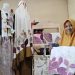 TUNJUK KARYA: Fajarina Tri Endarti sedang menunjukkan produk ecoprint buatannya belum lama ini.( Istimewa I Harianmuria.com )