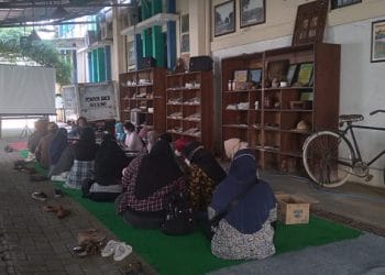 RAMAI: Peserta antusias mengikuti kelas fotografi yang digelar Perpusda Kudus.( Istimewa I Harianmuria.com )