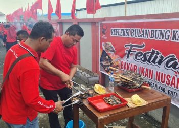 BULAN BUNG KARNO: Ketua DPC PDIP Pati, Ali Badrudin (depan) membakar ikan di halaman kantor DPC PDIP Pati, Jawa Tengah (25/6). (Istimewa I Harianmuria.com )