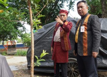 DISKUSI: Pj Bupati Edy Supriyanta saat memberi arahan kepada Kepala Disparbud Zamroni Lestiaza.( Istimewa I Harianmuria.com )